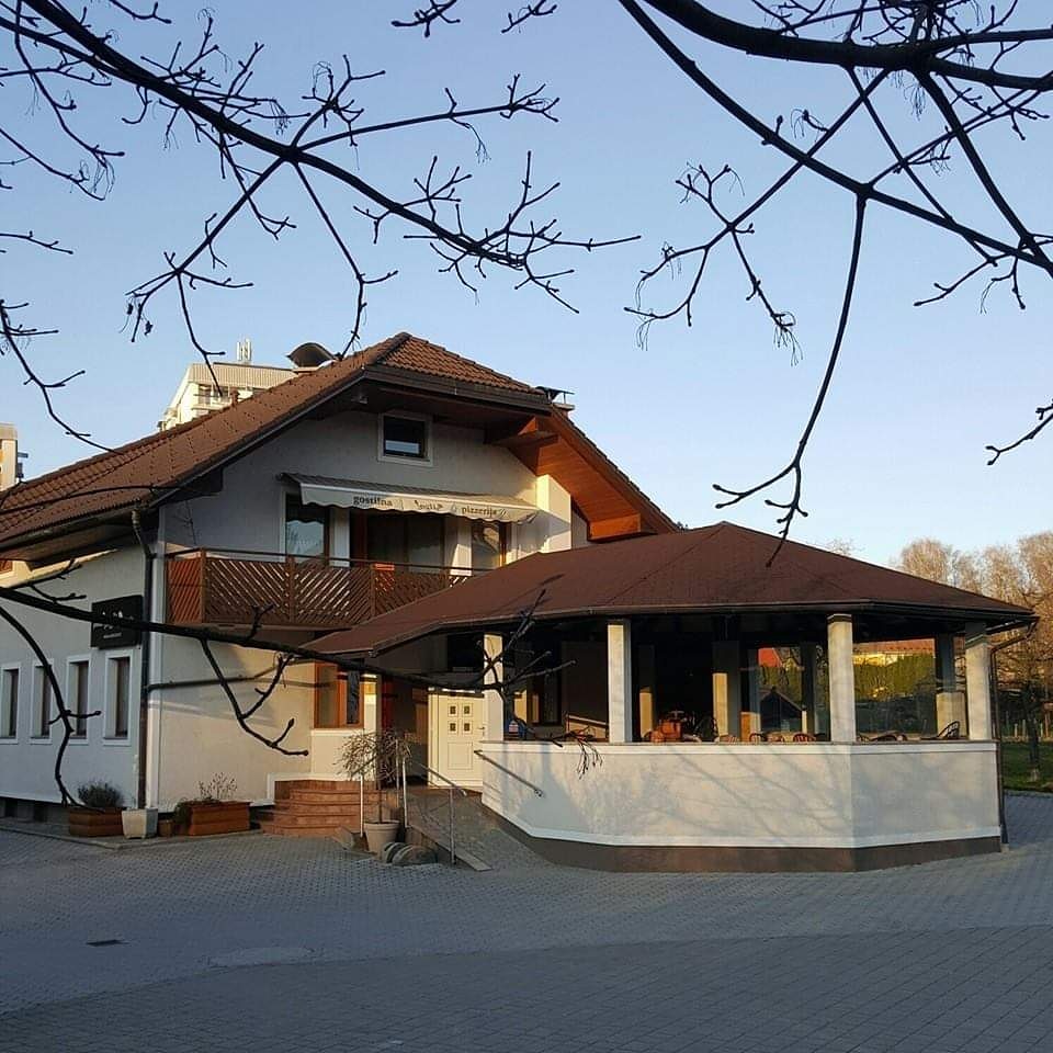 GOSTILNA ZUNANJOST (1)